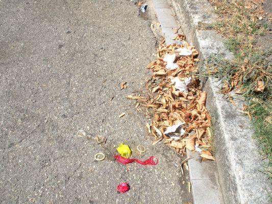 Preservativi lungo il marciapiede in un parcheggio di viale Borgo Valsugana