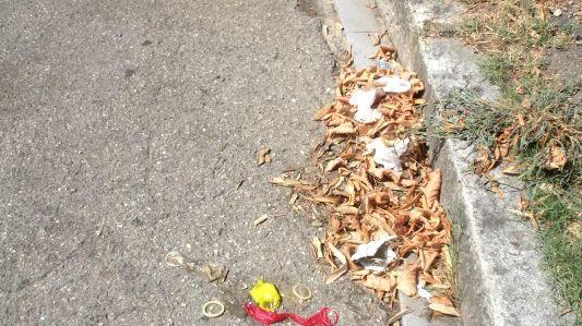 Preservativi lungo il marciapiede in un parcheggio di viale Borgo Valsugana