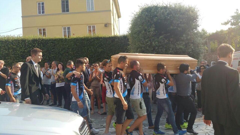 I ciclisti accompagnano Simone nell'ultimo viaggio