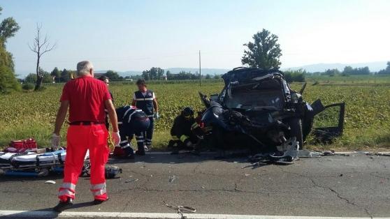 Camion tampona auto sulla via Emilia, un morto e due feriti gravissimi 