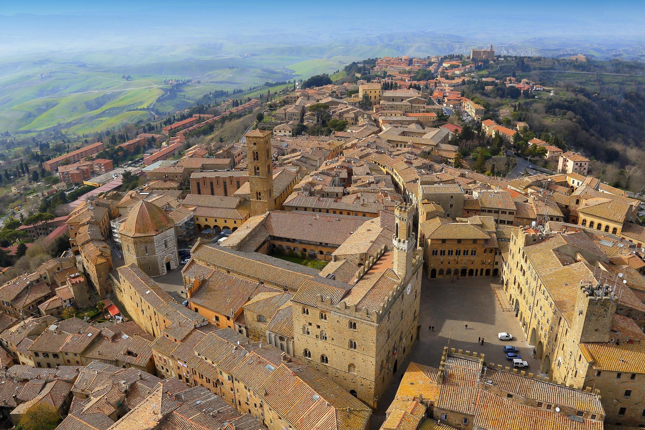 Una veduta aerea di Volterra (foto Fabio Muzzi)