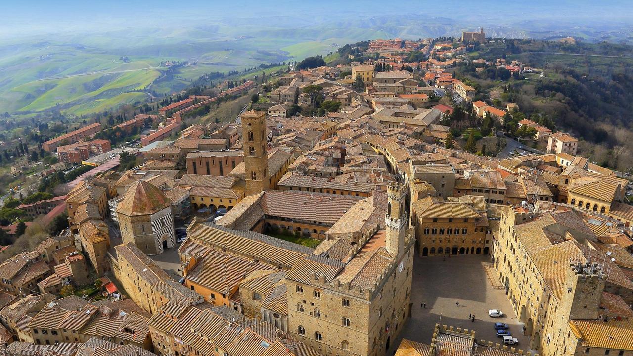 Una veduta aerea di Volterra (foto Fabio Muzzi)