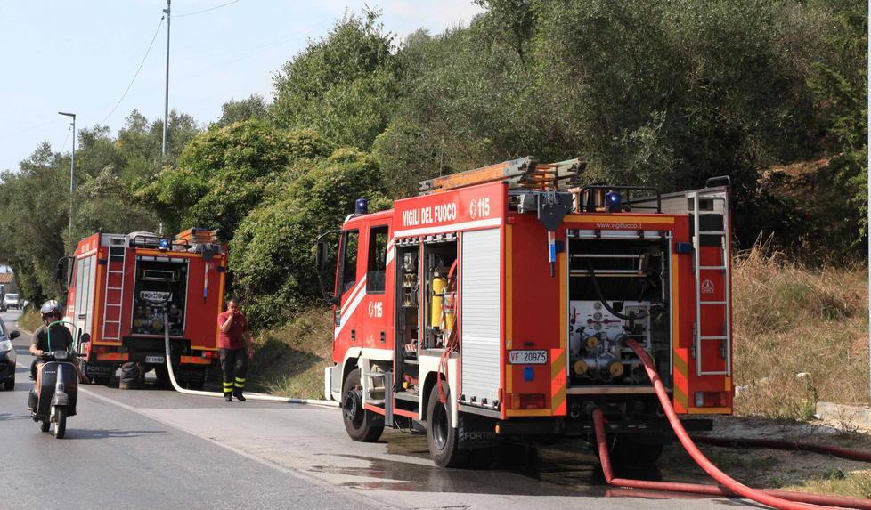 Fiamme sulla collina di Massarosa, minacciate alcune case 