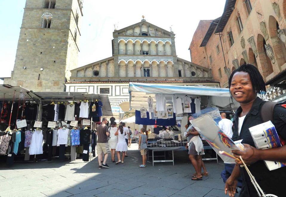 Un mercato ambulante in piazza del Duomo (foto Gori)