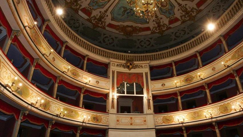 AAA cercasi responsabile del teatro: dovrà occuparsi anche di onoranze funebri