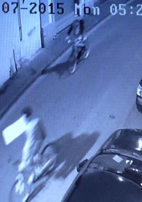 Ladri golosi in fuga dal bar con un vassoio di paste 