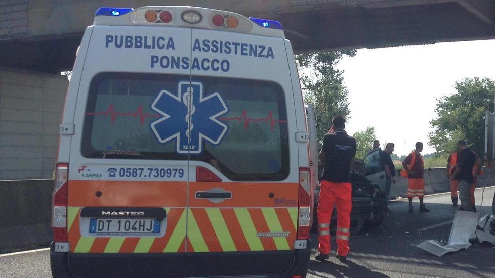 Gli si ferma lo scooter, investito