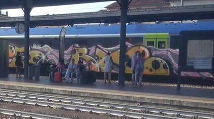 Vandali “firmano” un treno Swing 