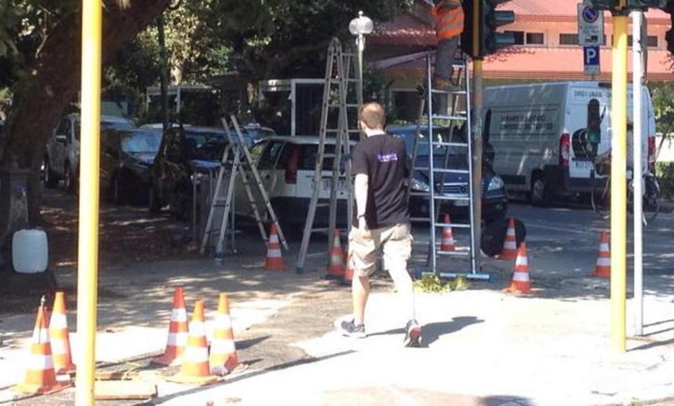 Lavori infiniti al semaforo in tilt