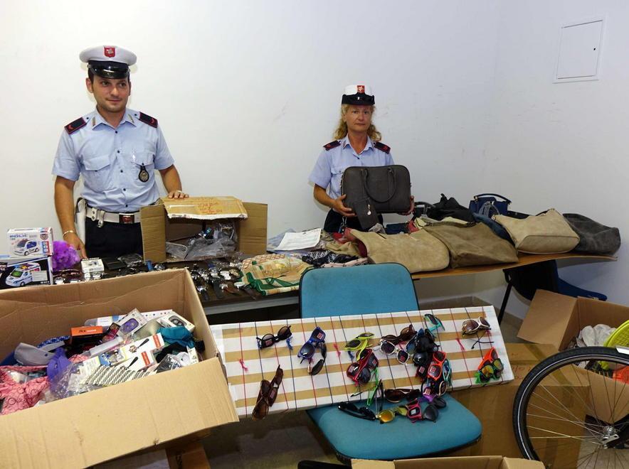 I vigili sequestrano la merce falsa 