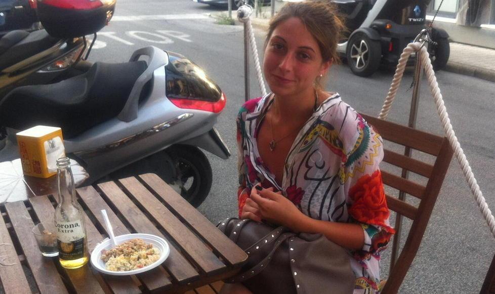 Ruba un portafogli ma deve disfarsene braccato dai passanti