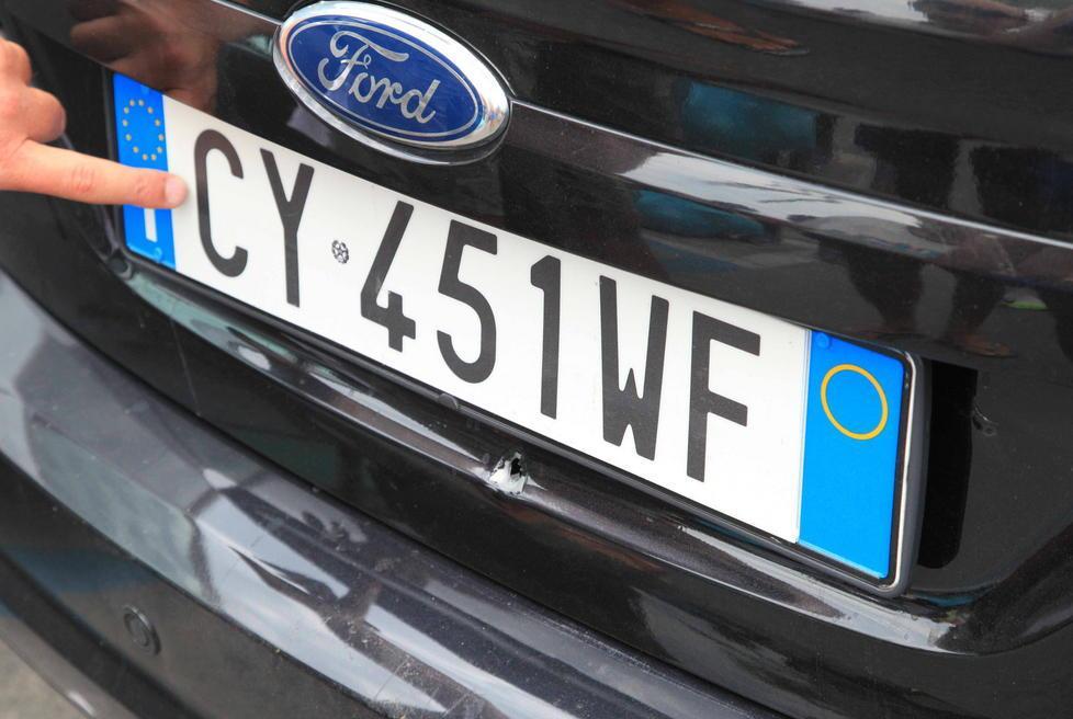 Una targa clonata sulla Ford Focus usata per il colpo