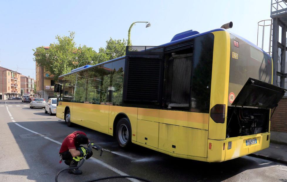 Fiamme sul bus, autista-pompiere 