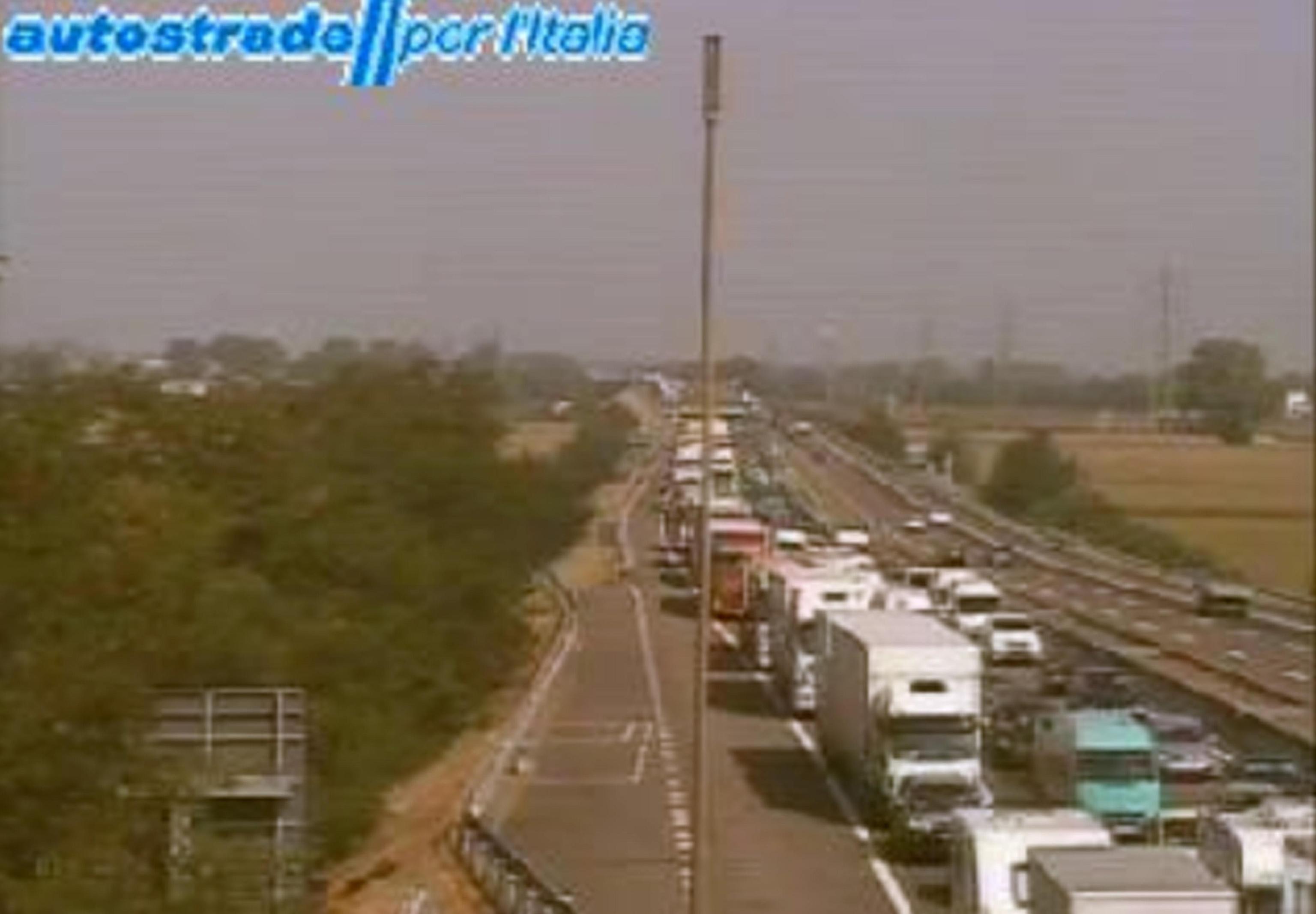  A1 in tilt: due scontri fra Tir e auto a Parma, un morto e feriti, maiali in strada 