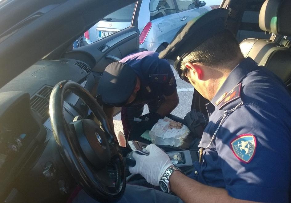 Ferrara, nel cruscotto aveva un etto di cocaina 