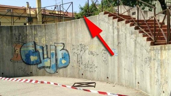 Il punto dal quale cadde la bimba di 9 anni nell'anfiteatro di Santa Lucia