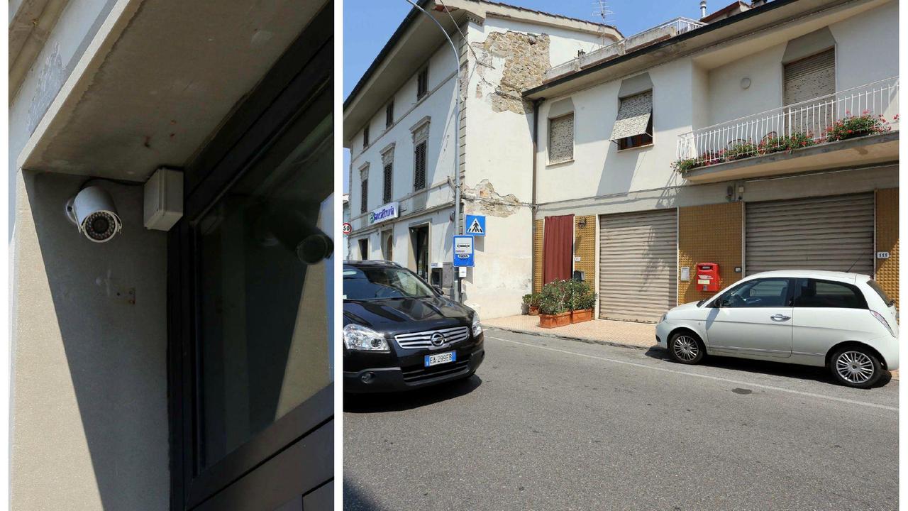 L'ufficio postale di Vitolini e la telecamera della banca accanto (Foto Agenzia Carlo Sestini)