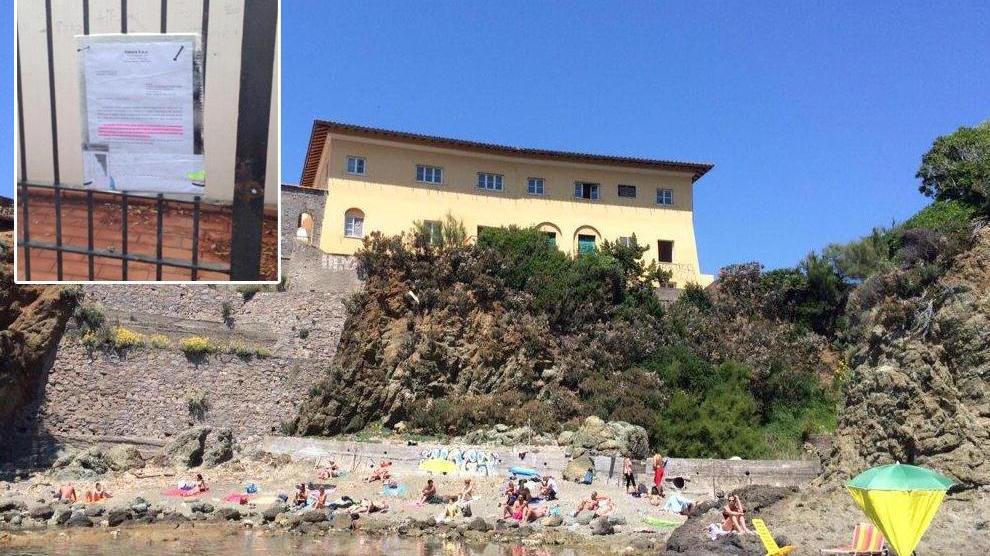 La spiaggia della Cianciafera e un particolare del cancello, con un documento di protesta della Futura snc