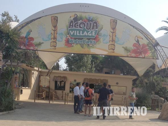 Il momento in cui il padre consegna suo figlio agli agenti in borghese all'uscita dell'Acquavillage di Marina di Cecina