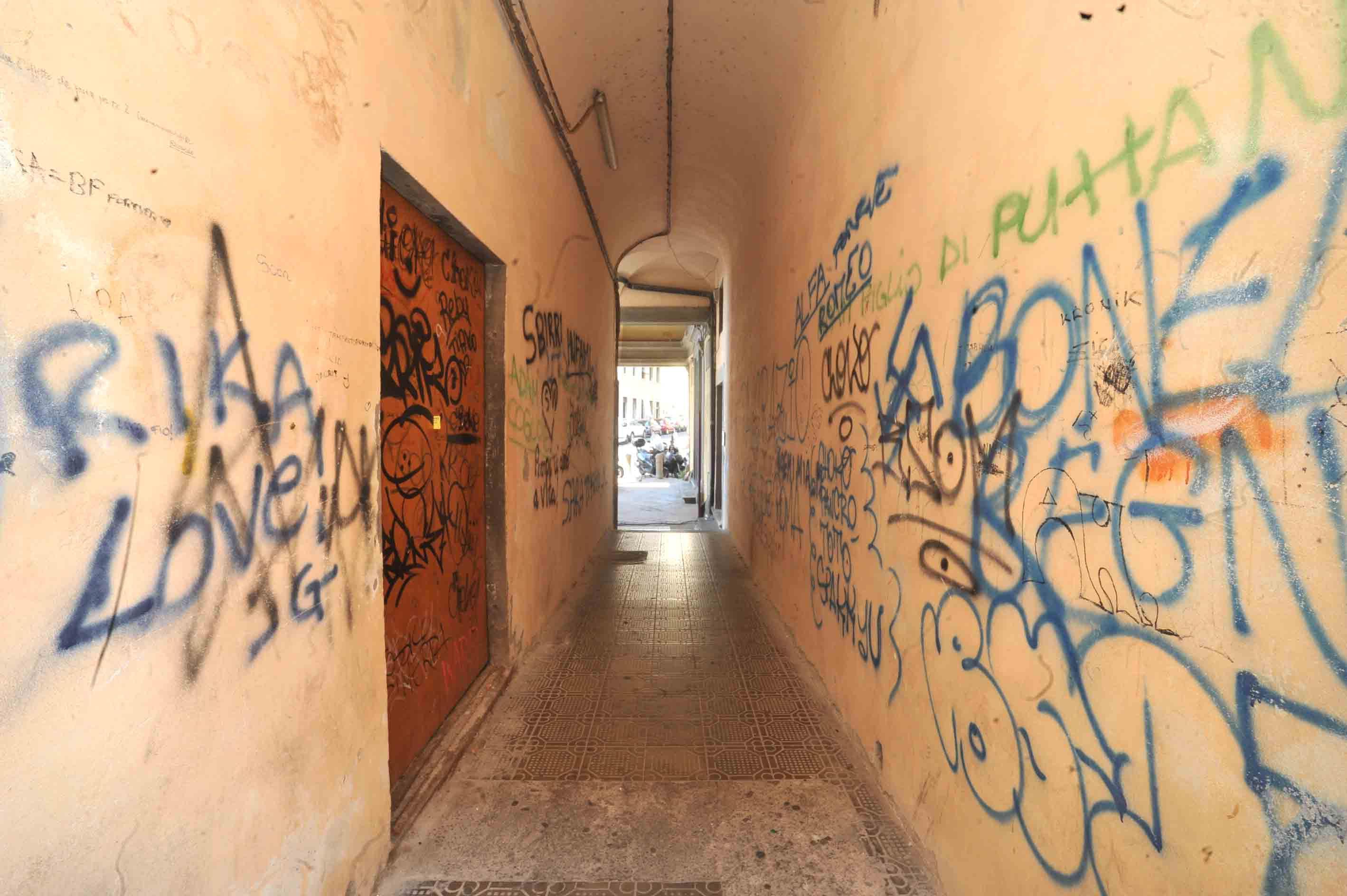 Antichi vicoli deturpati dai vandali della bomboletta 