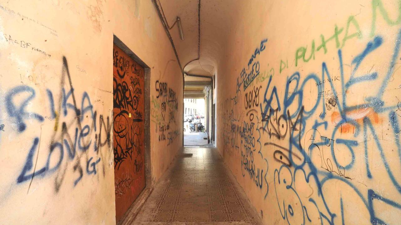 Antichi vicoli deturpati dai vandali della bomboletta