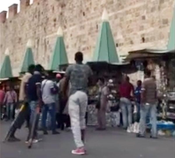 L'ultima lite in piazza Manin tra ambulanti e abusivi