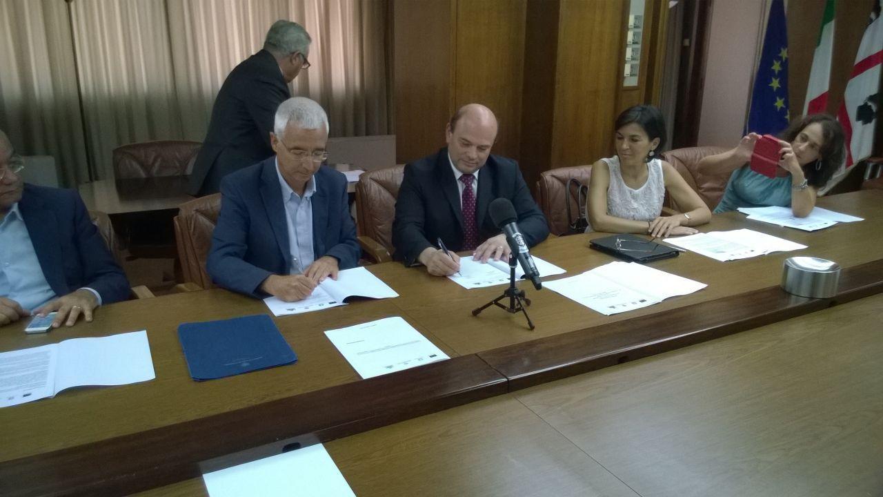 La firma dell'accordo a Cagliari