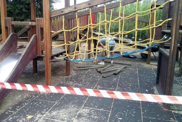 Vandali in azione nei parchi pubblici al via la riparazione
