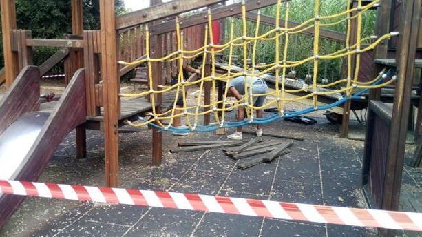 Vandali in azione nei parchi pubblici al via la riparazione