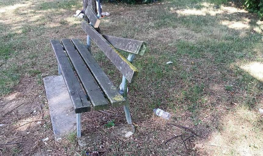 Parco degradato e preso di mira dai vandali: proteste a La Scala