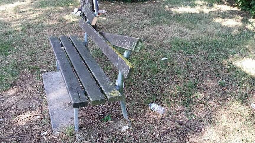 Parco degradato e preso di mira dai vandali: proteste a La Scala