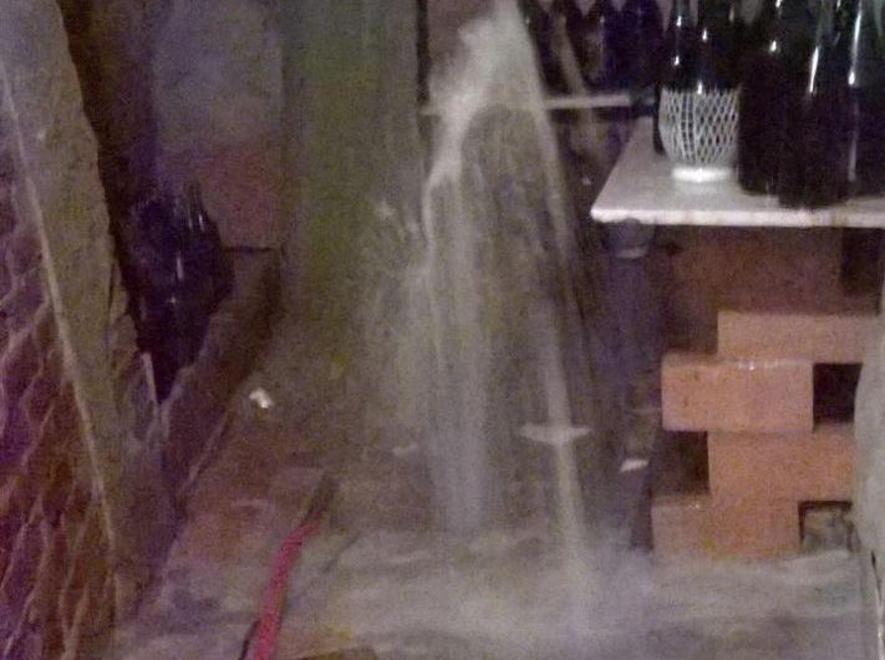 Cantina allagata da mesi La colpa? Di nessuno 