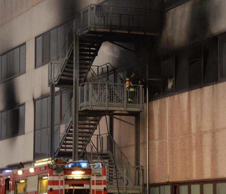 Dopo l’incendio si contano i danni e si cercano le cause 