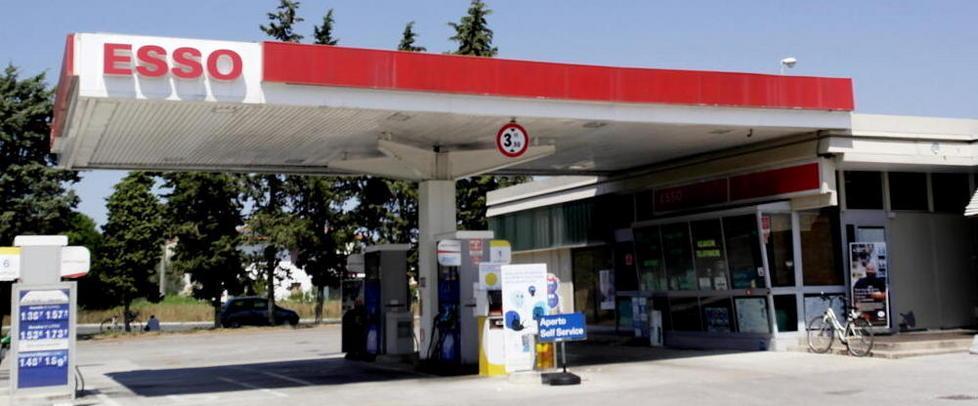 Ladri nel distributore con l’aspira-soldi dentro il self service 