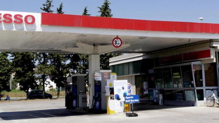 Ladri nel distributore con l’aspira-soldi dentro il self service