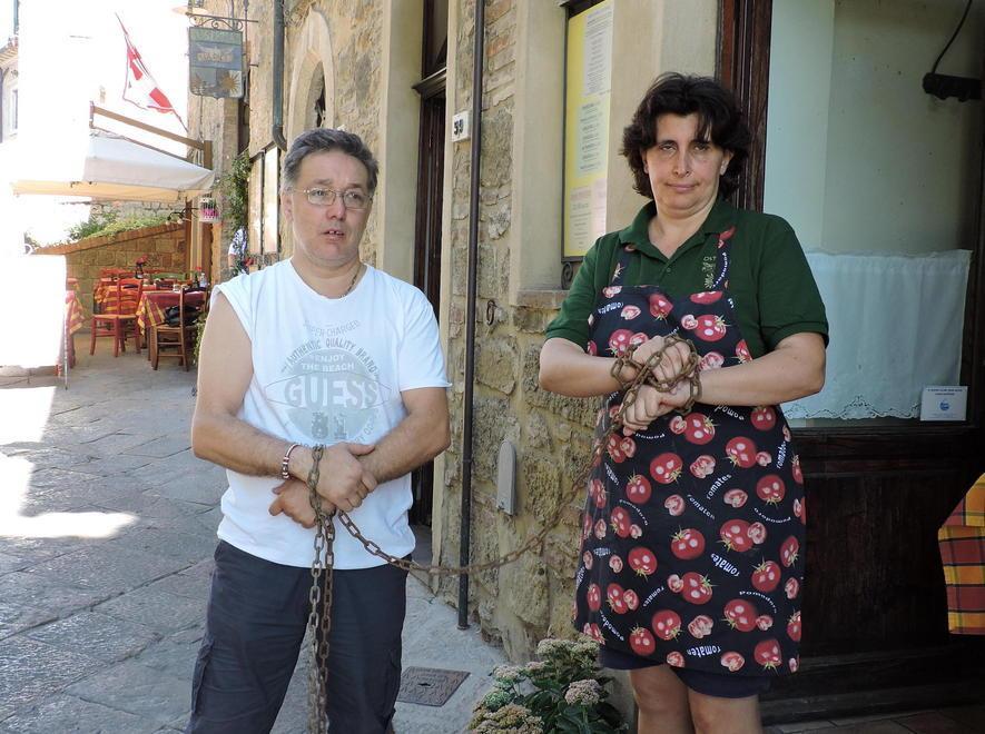 In catene per non far chiudere l’osteria La Pace 