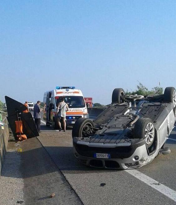 Feriti 2 giovani nell’auto che si cappotta sulla Variante