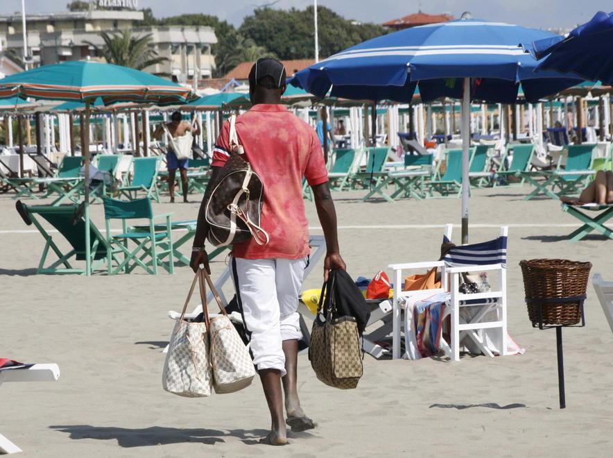Abusivi nella rete dei controlli Multe per i carrelli elettrici
