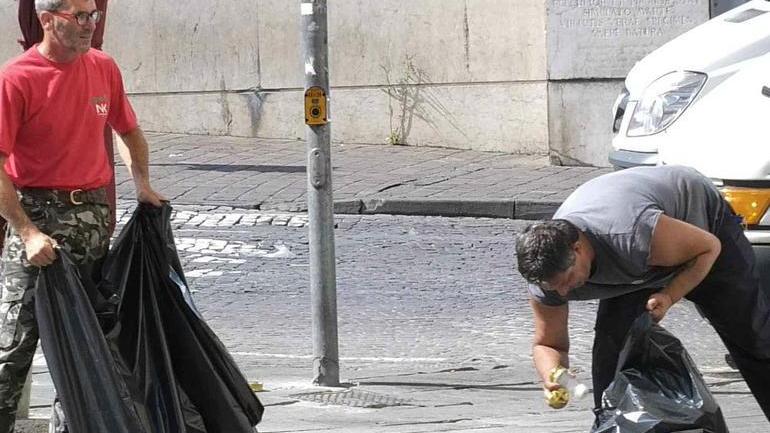 Volontari in campo per pulire la città