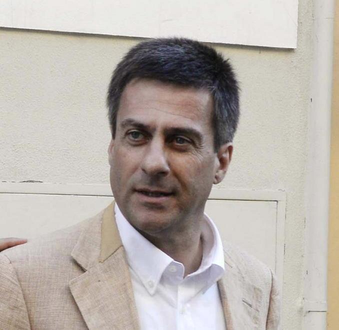 Bonifazi affonda: «Chi fa politica lasci l’associazione»