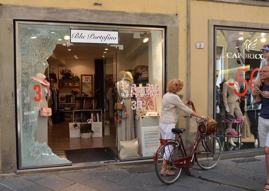Infranta la vetrata del Blu Portofino, telecamera ko