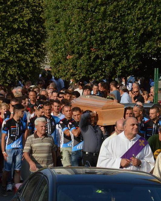 Fiori e biciclette per salutare il campioncino 