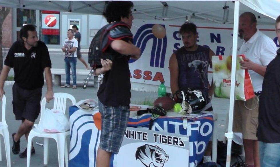 Gazebo promozionale in piazza per i White Tiger Massa
