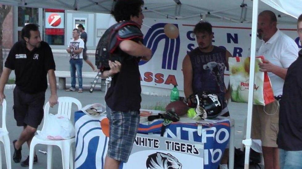 Gazebo promozionale in piazza per i White Tiger Massa