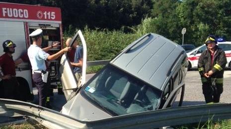 Sfonda il guard rail e finisce nel fosso