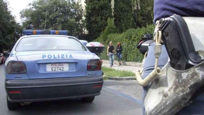 Rapisce il figlio di 5 anni, caccia al padre