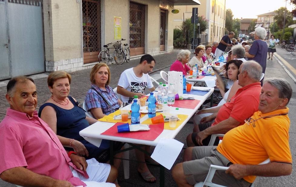 Super tavolata per la solidarietà 