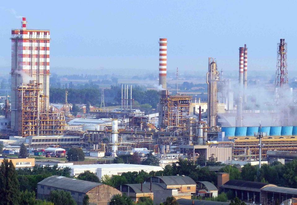 «Versalis, profitti senza investimenti» 