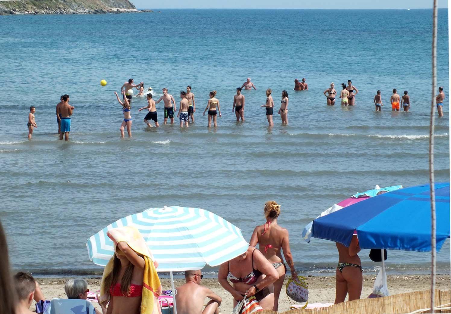 Bagnanti in mare a Salivoli (foto Paolo Barlettani)
