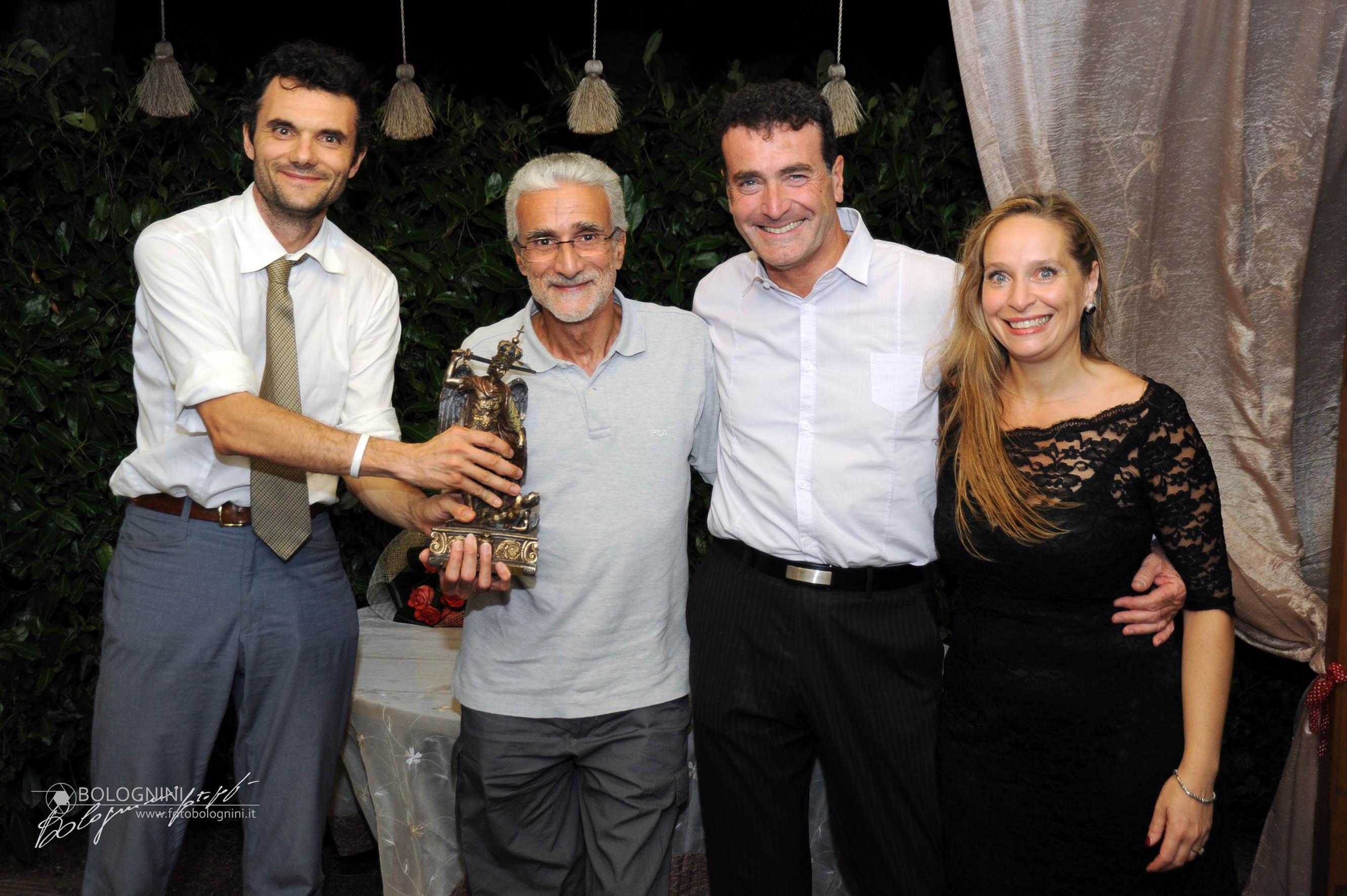 Il sindaco Matteo Biffoni premia Giovanni Nuti, accanto Fernando Meoni e la moglie Eleonora Lastrucci (foto Bolognini)